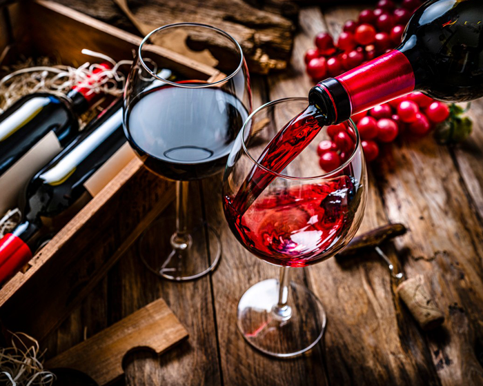 Виното е като разговор със стар приятел - винаги разкрива нещо ново и вълнуващо.